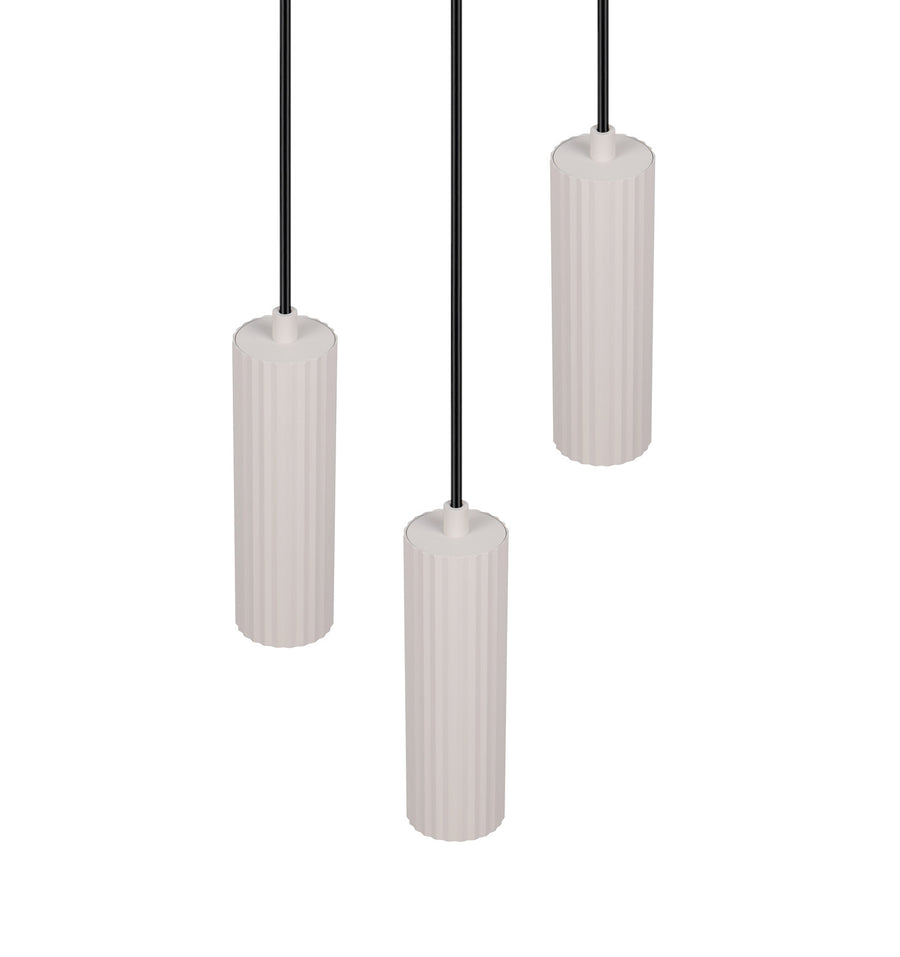 Vue rapprochée des cylindres blancs suspendus par des câbles noirs.