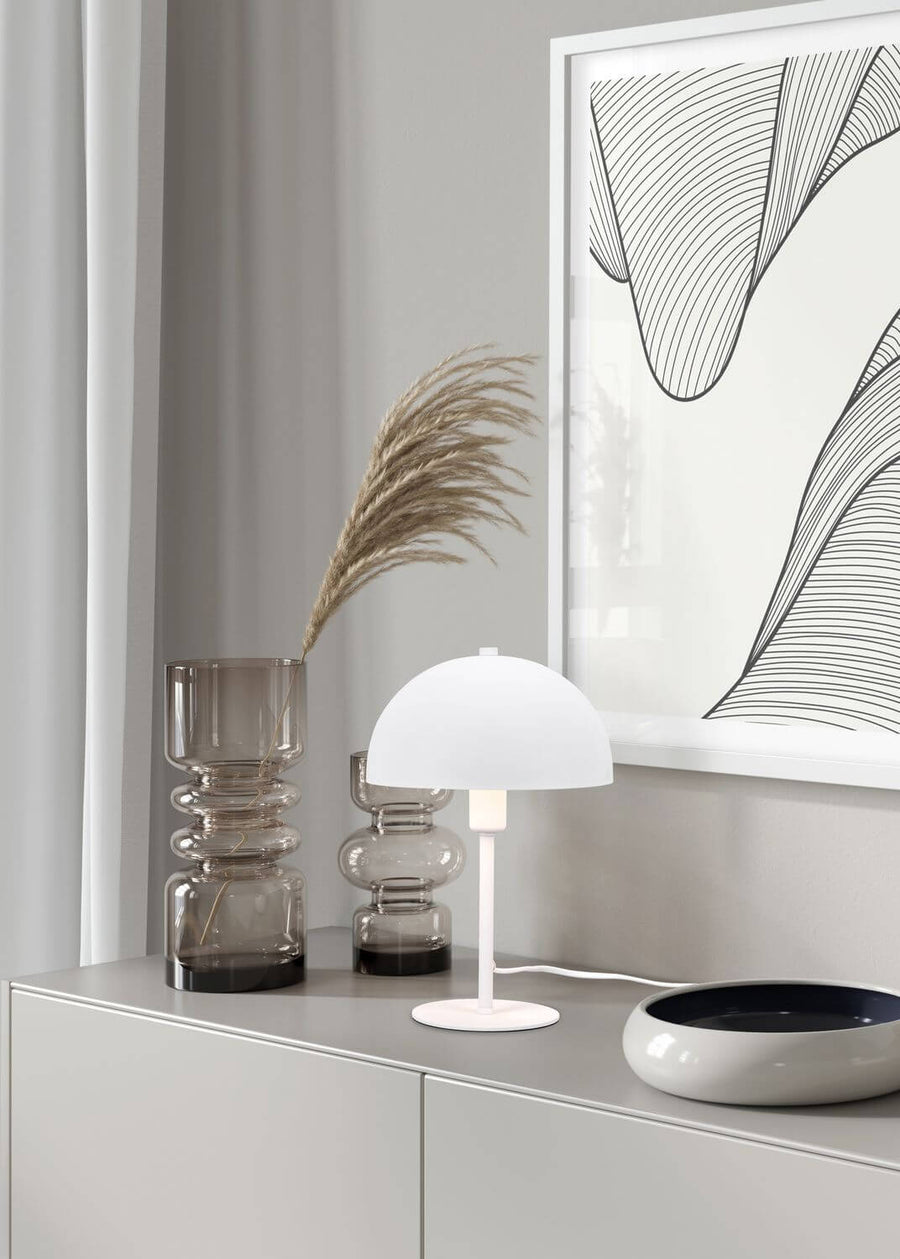 Vue rapprochée du luminaire blanc avec vase fumé et roseau séché