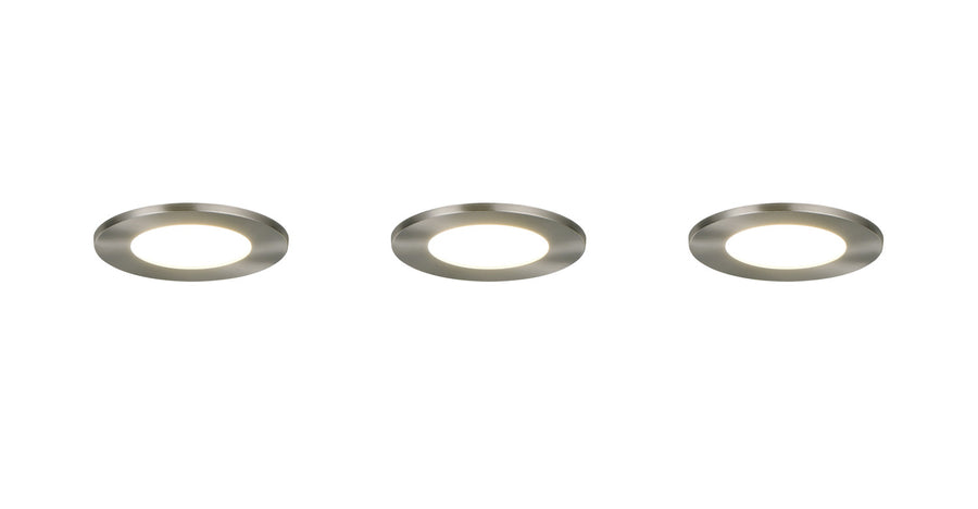 Trois spots encastrables de face, cerclage nickel satiné et diffuseur opalin éclairé sur fond blanc.