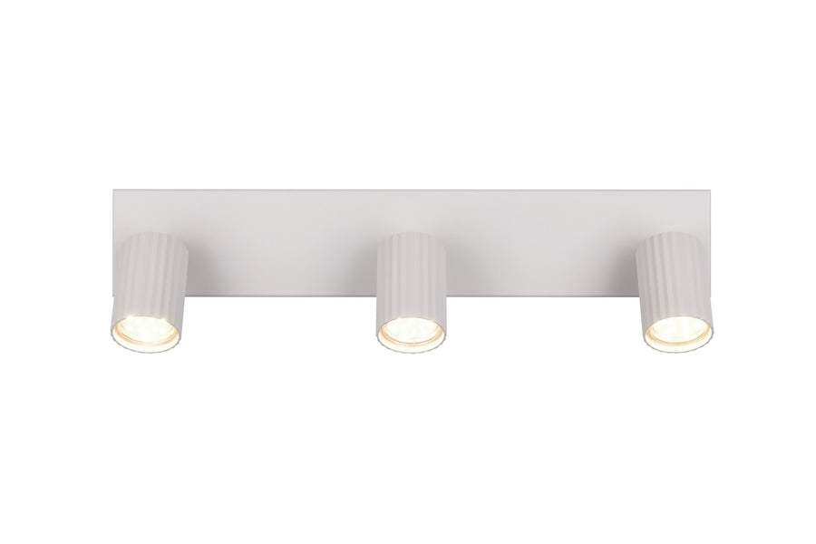 Spot blanc allumé, trois projecteurs orientables diffusant une lumière chaude.