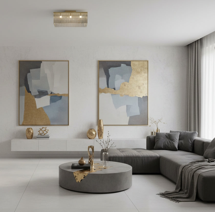 Mise en ambiance salon gris avec canapé d'angle, luminaire allumé au plafond