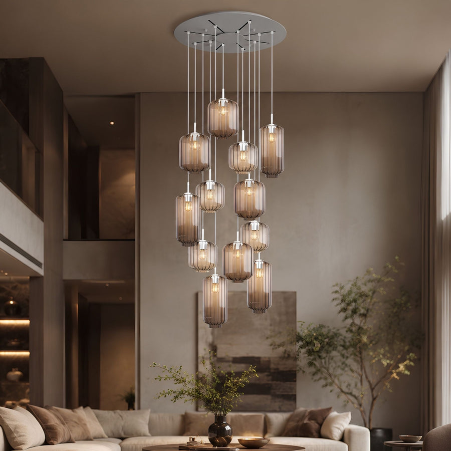 Suspension douze lumières installée dans un séjour à double hauteur