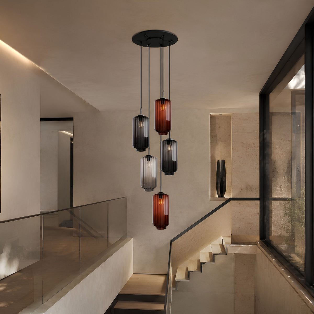 Suspension cinq verres cannelés colorés suspendue dans une cage d'escalier claire