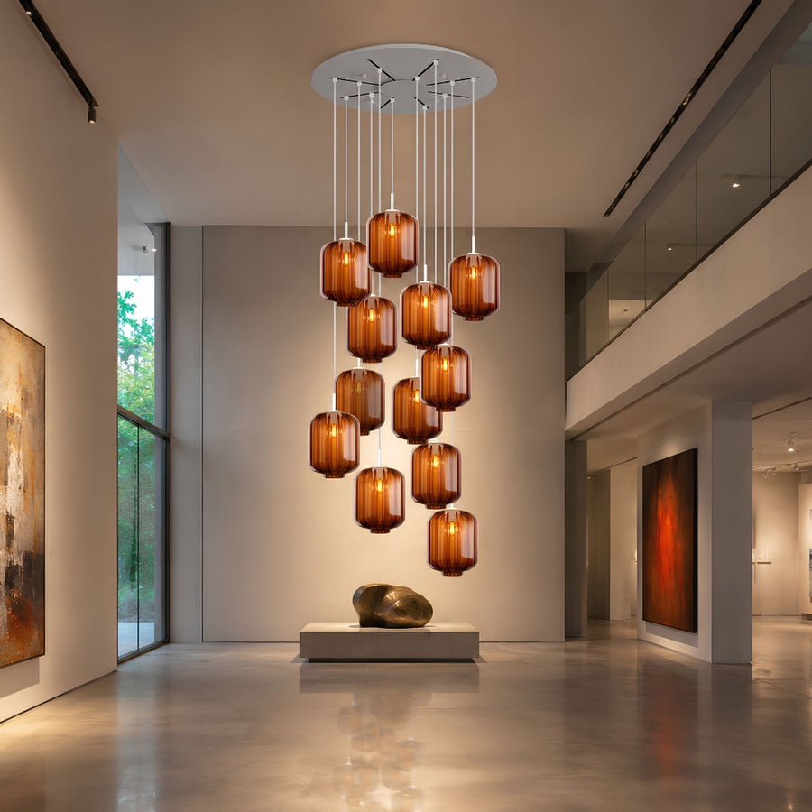 Grand hall d'exposition, suspension douze verres ambrés cannelés au-dessus d'une sculpture de bronze