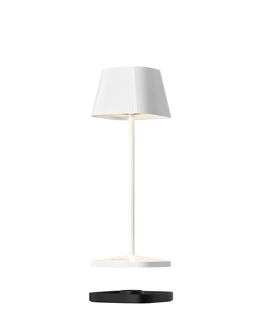 Vue de face du luminaire blanc et de sa base noire dissociée