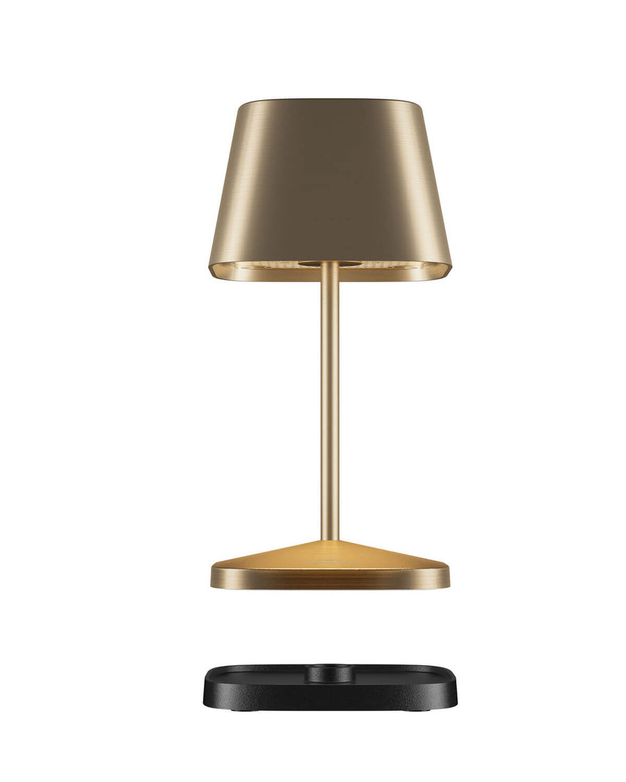 Lampe dorée sur base conique, avec un socle noir séparé en dessous.