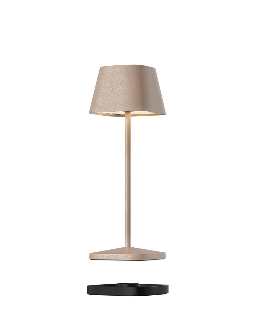 Vue de face de la lampe beige et de sa base, avec socle noir détaché dessous.