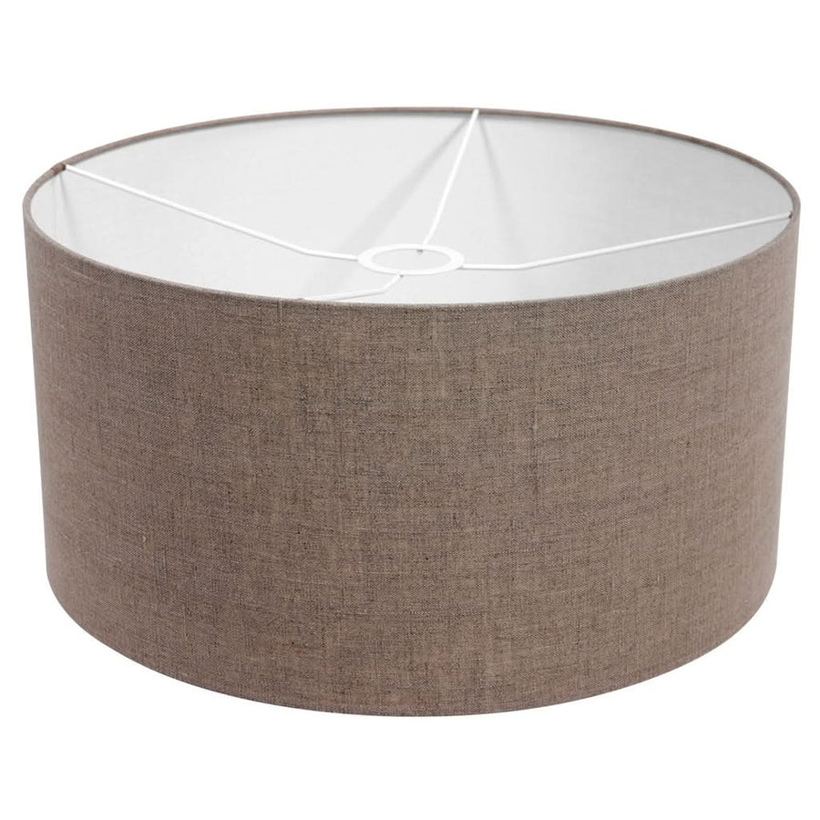Abat-jour cylindrique en lin taupe, intérieur blanc et armature métallique en étoile.