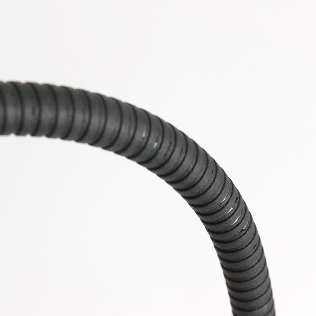 Courbure du bras flexible noir aux nombreuses stries régulières.