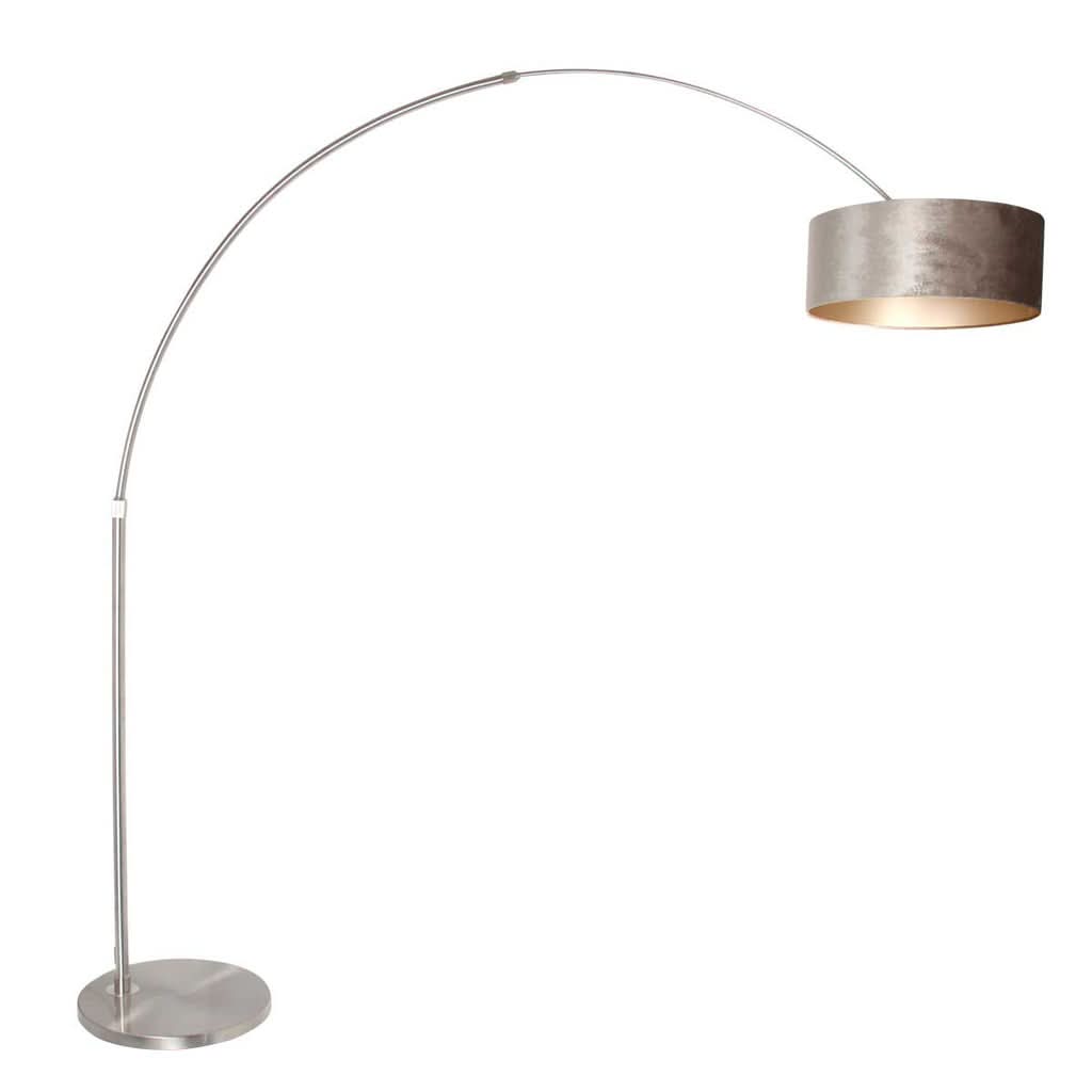 Même lampe arc, abat-jour allumé, lumière chaude sous le velours argenté.