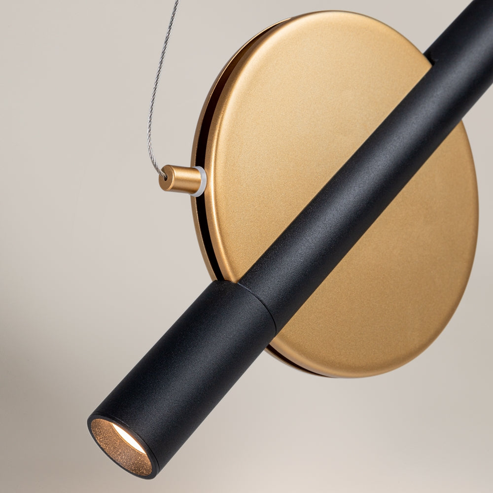 Détail de la finition : disque laiton brossé, tube noir mat et lentille LED