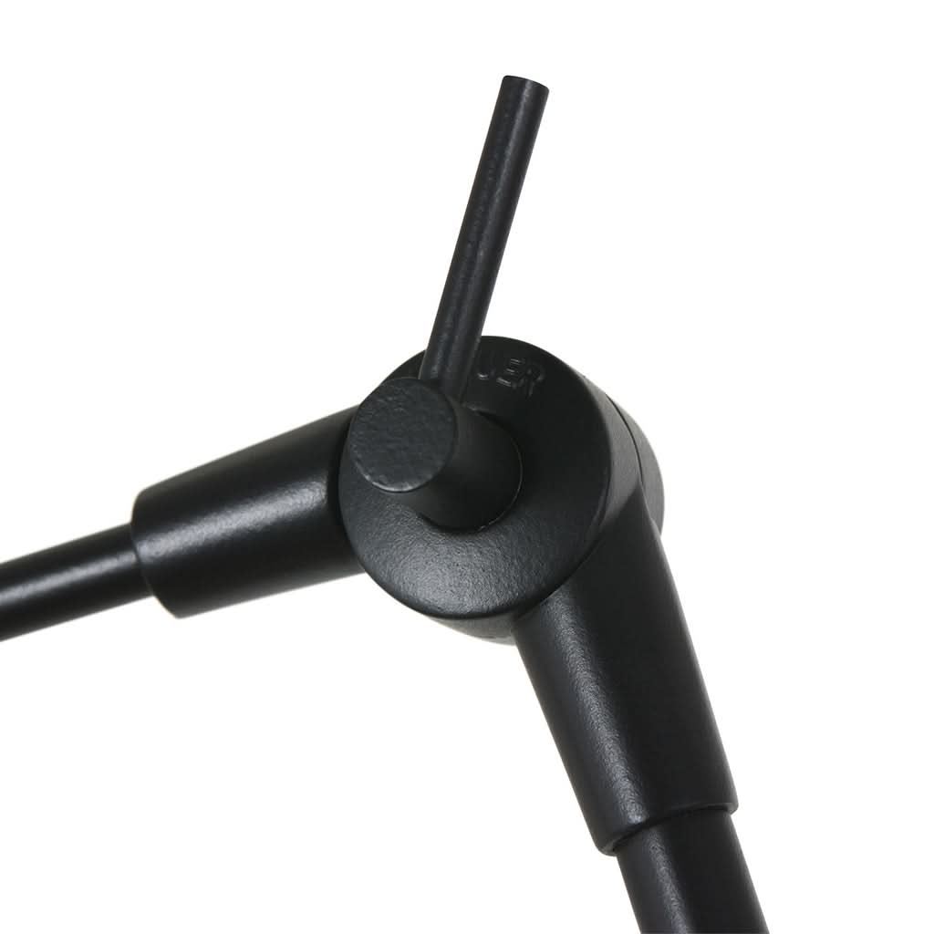 Zoom sur l'articulation métallique noire et la clé hexagonale de réglage.
