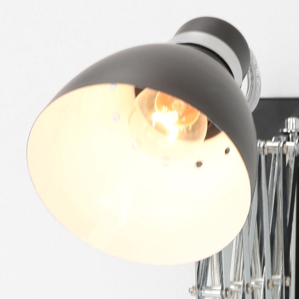 Gros plan sur l'ampoule allumée à l'intérieur de l'abat-jour noir