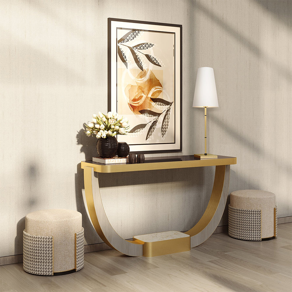 Mise en ambiance du luminaire posé sur une console dorée avec poufs et cadre mural