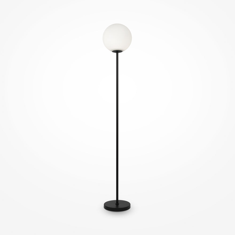 Lampadaire noir à pied fin et globe de verre blanc dépoli, vue de face