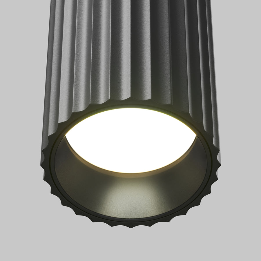 Détail rapproché de la sortie de lumière et du diffuseur interne du luminaire noir