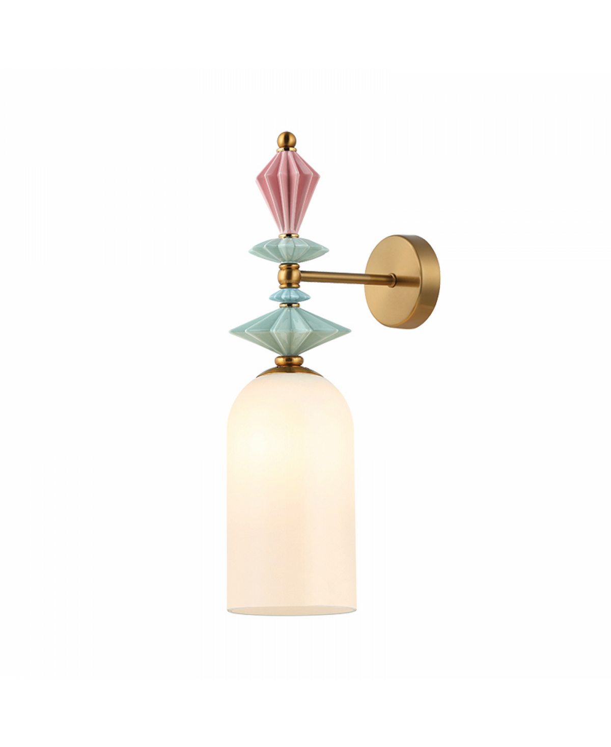 Gros plan sur les perles de verre colorées superposées et le diffuseur cylindrique