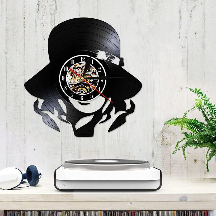 Horloge Murale Design | Belle fille au chapeau | Designix - Horloge murales    - https://designix.fr/