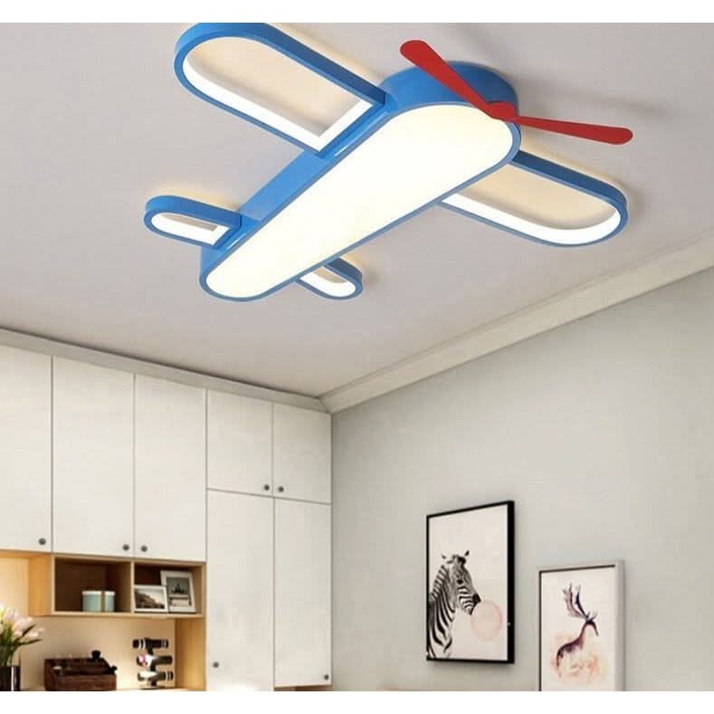Avion lumineux vu de dessous dans une chambre claire, armoires blanches et affiches animalières