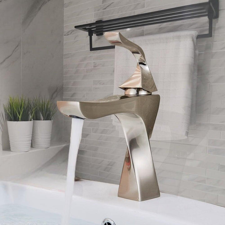 Mitigeur Lavabo Tordu | Élégance Sculpturale - Designix Mitigeur Lavabo Métal Brossé